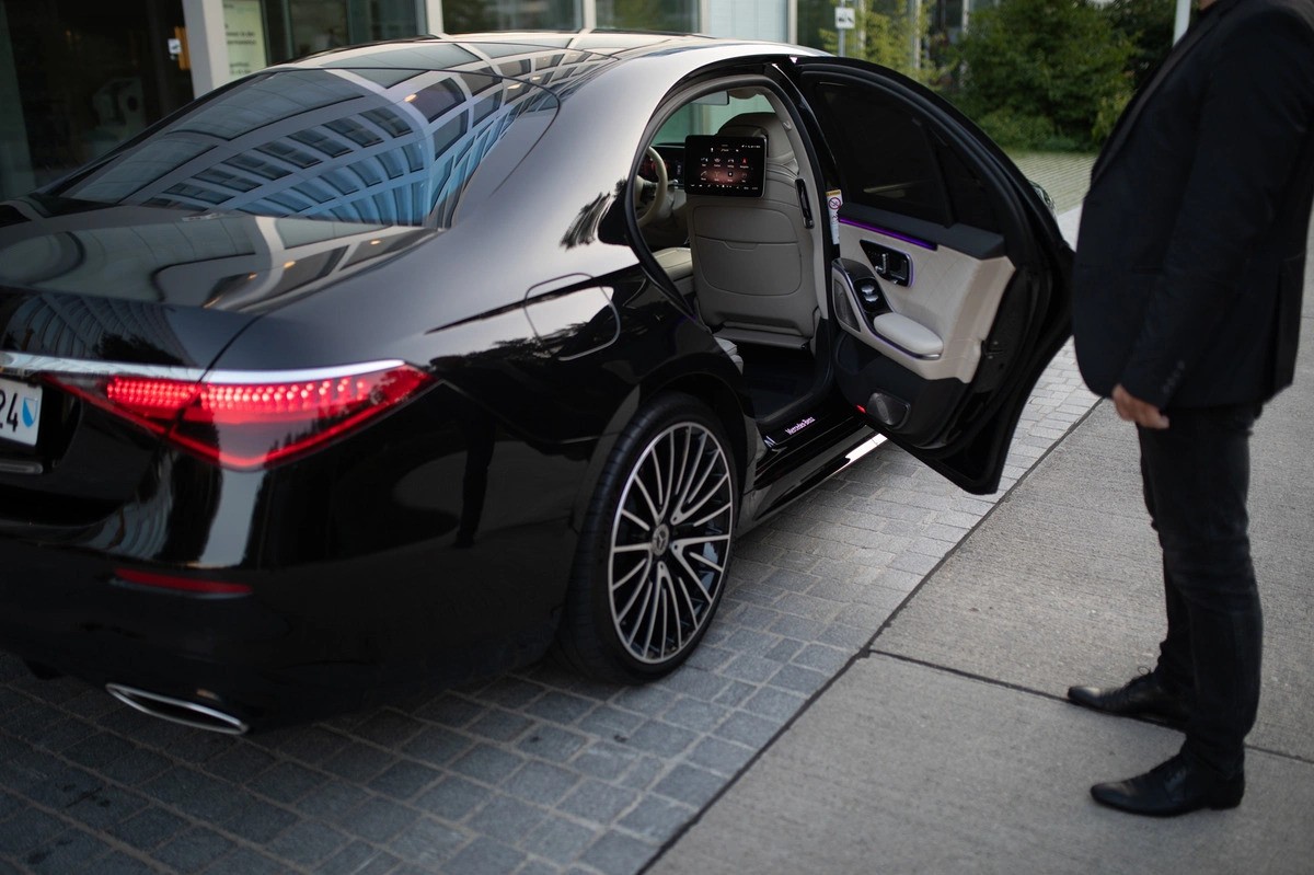 Airport Transportation & Calgary Airport Limousine & Airport Transfer Limo
